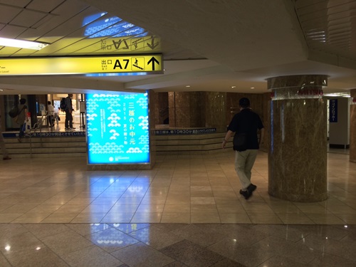 2.改札を出ると、左手に三越の入り口が見えますので、銀座駅「A7」出口を上がってください。
