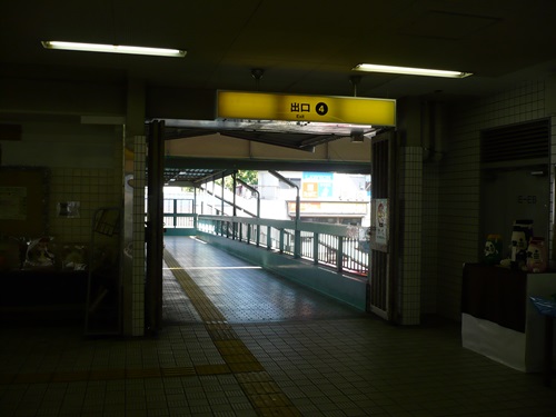2.東三国駅4番出口を出てまっすぐ歩きます。