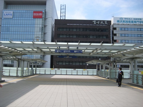 2.改札を抜けた正面のメイン出口を出てエスカレーター(階段)を上がりまっすぐ進みます。