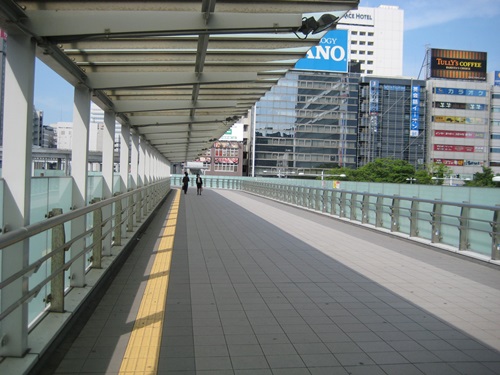 4.横浜アリーナ方向に曲がった後は、道なりにまっすぐ進みます。