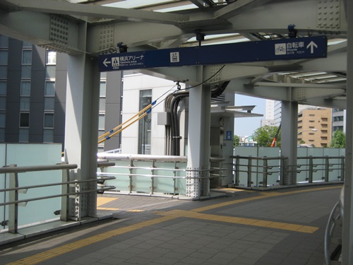 6.右奥の方向に進むと横浜アリーナ方向に進む下り階段が見えてきます。(左手の日産スタジアム方向ではありません)