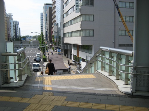 7.階段を下り、まっすぐ進み一つ目の「新横浜国際ホテル」の角を右に曲がります。(正面に三井住友銀行、左手に大通り、下るとブルーラインの7番出口が見えます。)